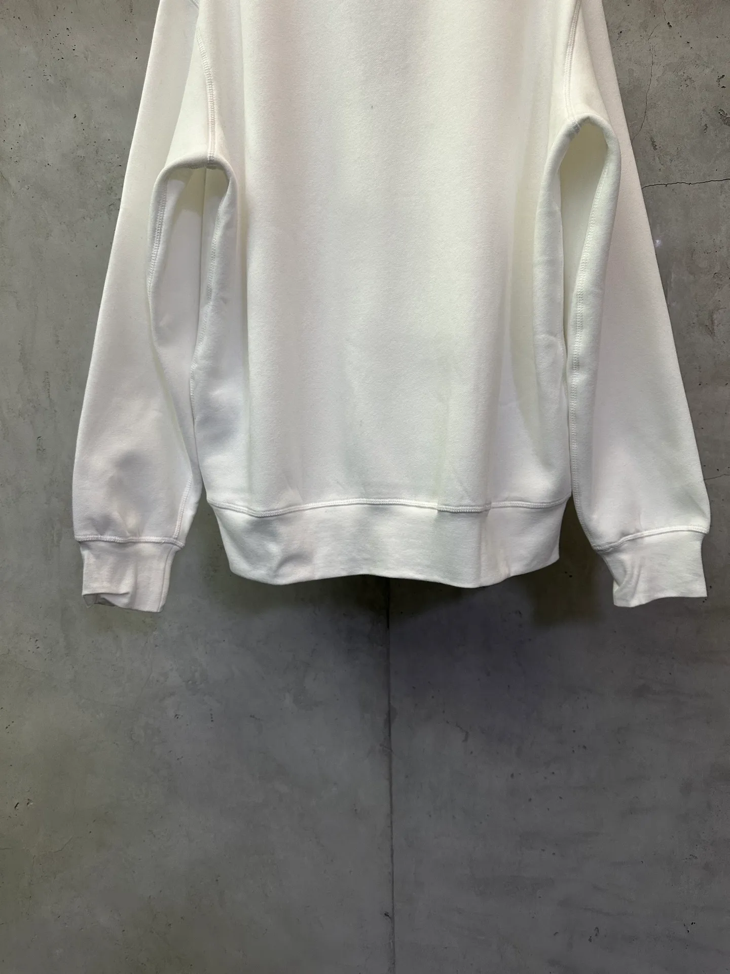 P330 Ralph Lauren logo embroidered sweatshirt. Customized cloud-like honey cotton fleece sweatshirt material. It feels delicate and comfortable against the skin. It is mainly made of deep black and is decorated with exquisite white pony logo. It is highly recognizable. Customized hardware. Thread. Accessories. Matching. Same style for men and women. -Color: Black White Blue Gray -Size: S M L XL